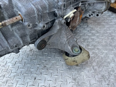8D0399114S Кронштейн КПП Audi A6 C5 (S6,RS6) 2004