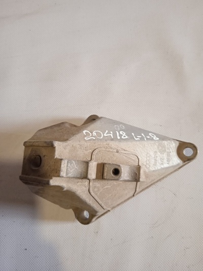 4D0199307S Кронштейн опоры двигателя Audi A8 D2 (1994—1999) 4D2 4D8 D2