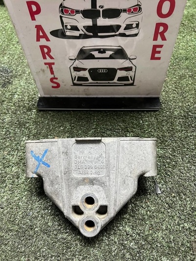 7L0399649D Кронштейн опоры АКПП на Audi Q7 (4LB) 2008 года Audi Q7 4L (2005—2009) 4LB 2008