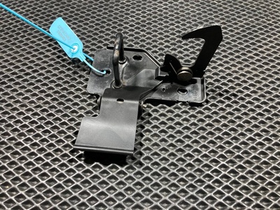 4L0823480A Крюк капота Audi Q7 4L 2008