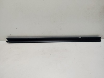 A1777351301 Уплотнитель стекла Mercedes A200 W177