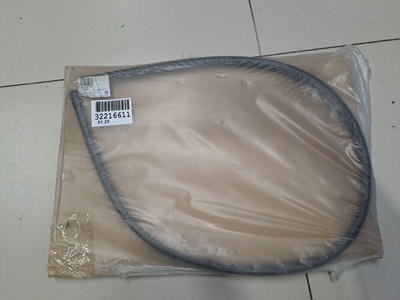 5E0823723A Уплотнитель капота Skoda Octavia A7 2013-2020