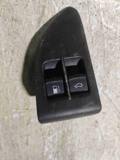 1J0959833A Кнопка открывания лючка бензобака Volkswagen Golf 4(1997-2004) 2001