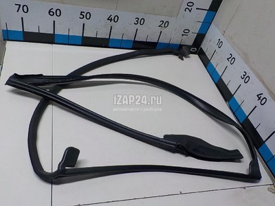 LR088958 Уплотнитель двери Land Rover Range Rover IV 2013