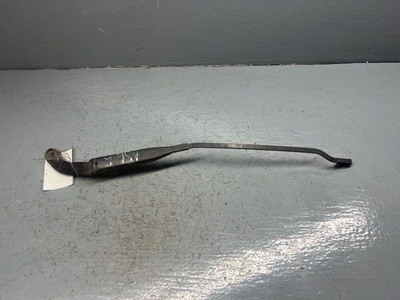 893955407D Щеткодержатель (поводок стеклоочистителя, дворник) Audi 90 B3 1991