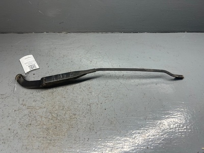 893955407D Щеткодержатель (поводок стеклоочистителя, дворник) Audi 90 B3 1991