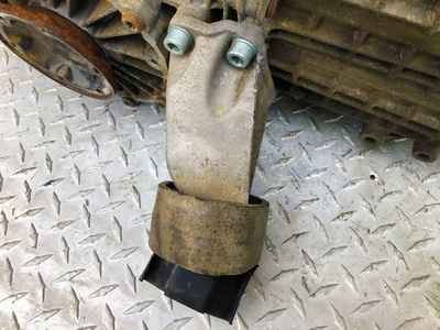 8D0399113L Кронштейн КПП Audi A4 B5 1999