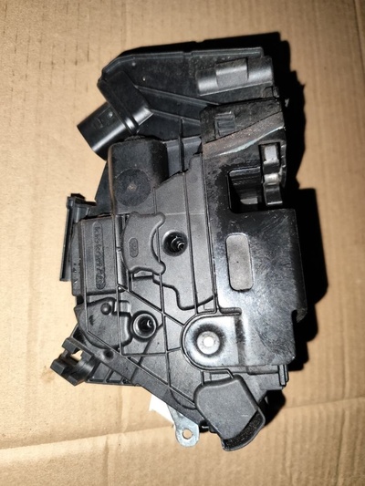 5N1837016D Замок двери передней правой Audi A1 2012