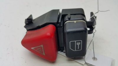 A1688201210 Кнопка аварийной сигнализации Mercedes A W168 2004