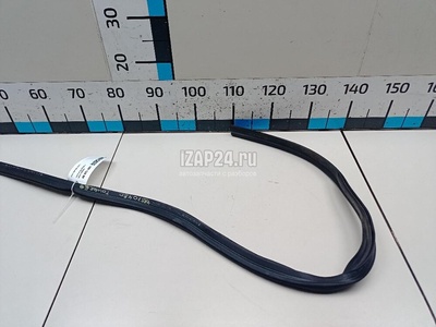 7P6823723 Уплотнитель капота VAG Touareg (2010 - 2018)