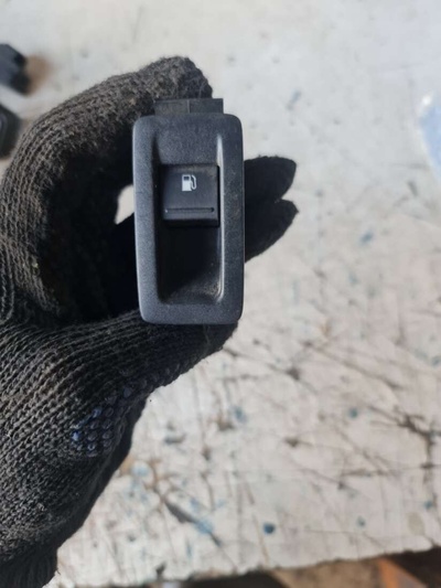 1f0959527 Кнопка открытия лючка топливного бака Volkswagen Caddy 2008