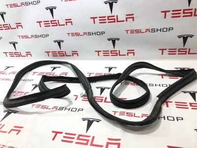 103246975C Уплотнитель Tesla Model X 2018 1032469-75-C,1118637-00-F