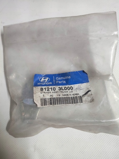 812103L000 крючок крепление замка крышки багажника багажника hyundai