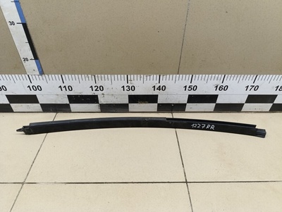 822304066R Направляющая стекла двери RENAULT Sandero 2014>