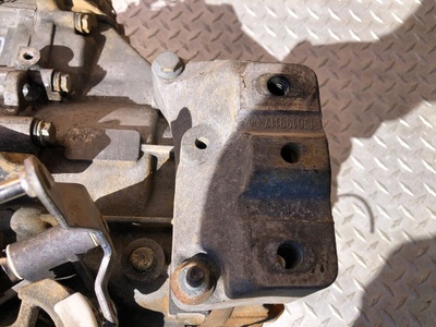 1J0199117AK Кронштейн КПП Volkswagen Golf 4 1999