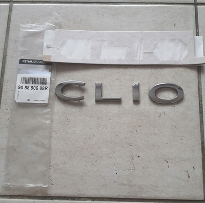 908890688R Эмблема оригинал renault clio 4