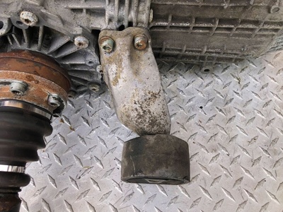 8D0399113L Кронштейн КПП Audi A4 B5 1999