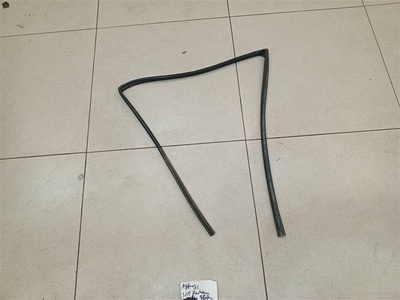 6814202110 Уплотнитель стекла двери задней правой Toyota Auris E150 2006-2012 2010