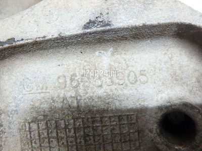 96983905 Кронштейн опоры КПП GM Tracker (1998 - 2008)