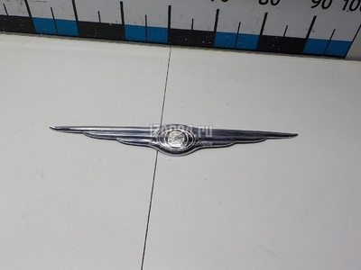 04805988AA Эмблема на крышку багажника Chrysler 300C (2004 - 2010)