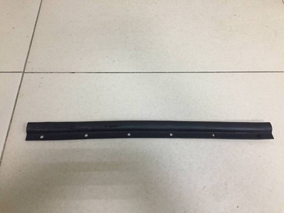 5E0823708 Уплотнитель капота Skoda Octavia A7 2013>