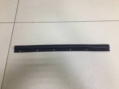 5E0823707 Уплотнитель капота Skoda Octavia A7 2013>