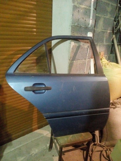 W202 Мерседес polift cklasa дверь задняя правое седан после 1998roku