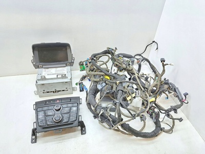 95326942 opel zafira c 2013 панель / магнитола компакт - диск / dvd / gps