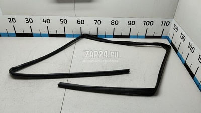 6815112260 Уплотнитель стекла двери Toyota Corolla E15 (2006 - 2013)