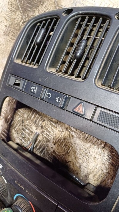 04685925AA Кнопка аварийной сигнализации Chrysler Voyager 4 2002