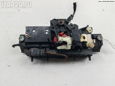 8D9827565 Ручка крышки (двери) багажника Audi A6 C5 (1997-2005) 1998