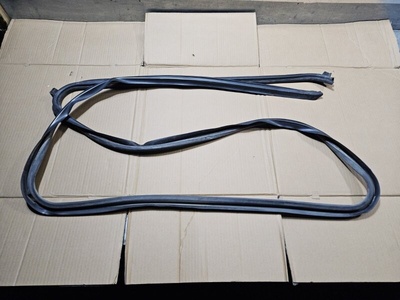 84908474 Уплотнитель люка Cadillac Escalade 5 2021 , 84810473
