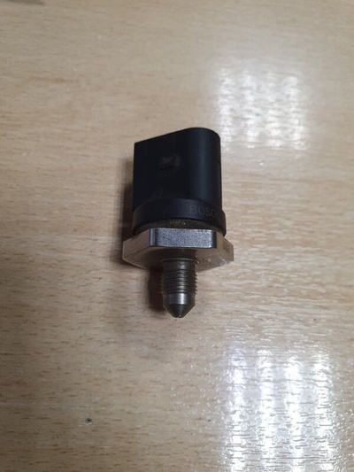 06H906051E Датчик давления топлива AUDI A4 B8