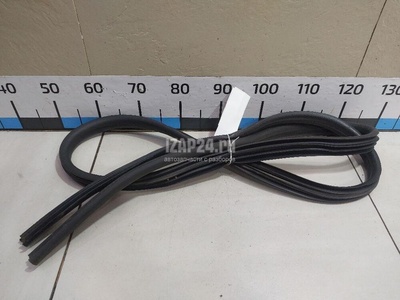 808321867R Уплотнитель двери Renault Duster 2012