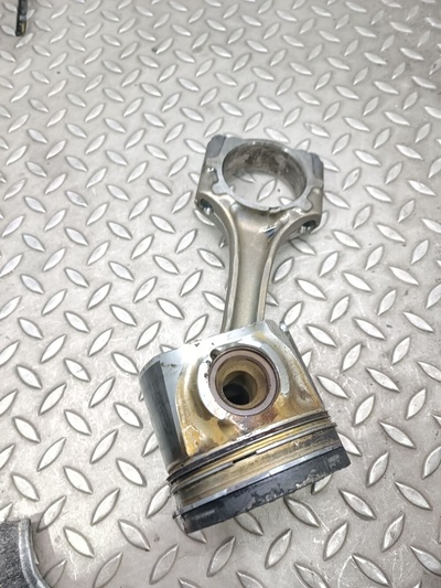 132110w01102 Поршень Toyota Avensis 2003