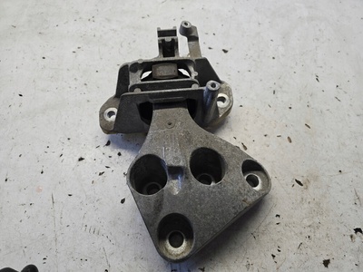 39215835 opel astra k 5 рестайлинг лапа подушка крепление акпп 1.5 d