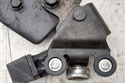 LD47732C0A Нижние крепление дверь сдвижная mazda mpv ii lw 2.0l дизель