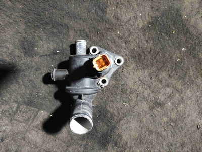2565002XXX Фланец (тройник) системы охлаждения Hyundai i10 2008