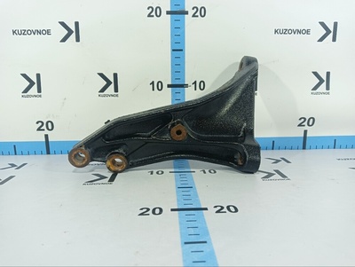 331180K030 Кронштейн Кпп Toyota Fortuner 2021