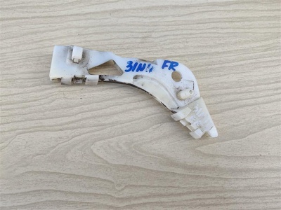 GJ6A50E11C кронштейн переднего бампера MAZDA 6 (GG) 2002-2007 MAZDA 6 (GG) 2002-2007 2006 GJ6A-50-E11C,