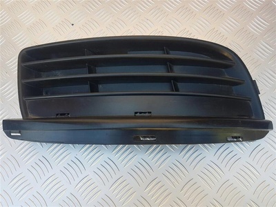 1K0853666J Заглушка (решетка) в бампер передний Volkswagen Jetta 2007