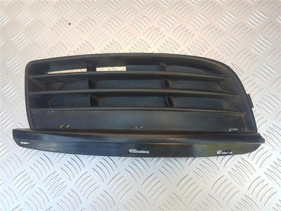 1K0853666J Заглушка (решетка) в бампер передний Volkswagen Jetta 2007