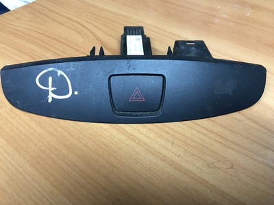 D651664H0 Кнопка аварийной сигнализации Mazda 2