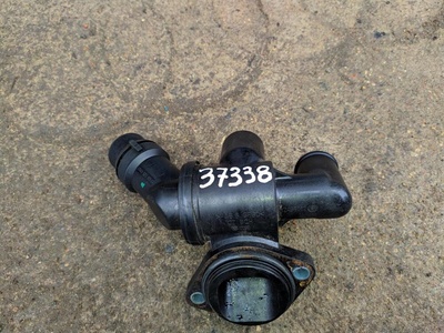 06D121111G Корпус термостата Audi A6 2006 ,06D121065J,06D121065L,, BGB, BUL, BWE, BPJ, BYK, CAGB, CAHA, CAHB