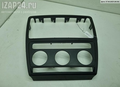 1z0858069a Рамка магнитолы Skoda Octavia mk2 (A5) 2005