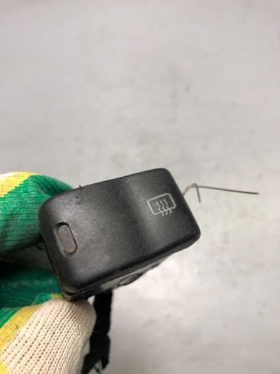 357971837 Кнопка подогрева заднего стекла Audi A3 8L 1998