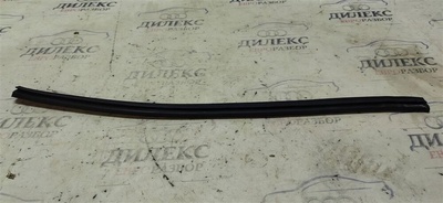 8R0837479B уплотнитель стекла двери Audi Q5 2011