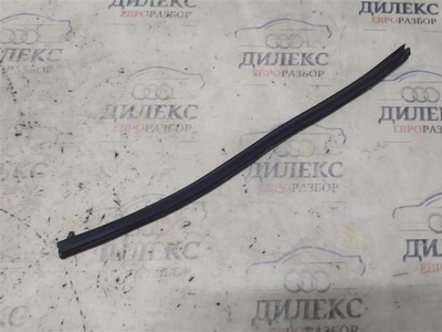 8R0839480B уплотнитель стекла двери Audi Q5 2011