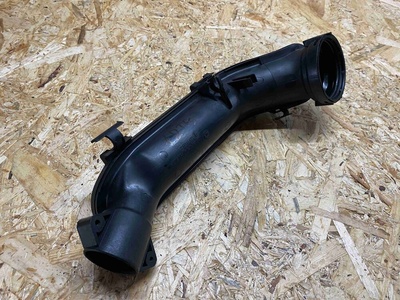 03F145673F Патрубок SEAT Leon 2011 03F 145 673 F