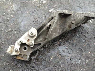 6777688 Несущий кронштейн двигателя правый R / Лапа двигателя правая R BMW X5 (E70) 2008